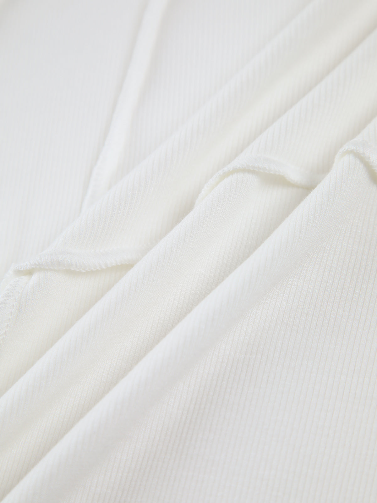 Lotta | Geripptes Oberteil mit Nahtdetail